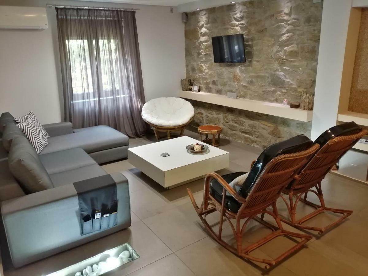 Modern Residence In The Center Of Trikala Экстерьер фото